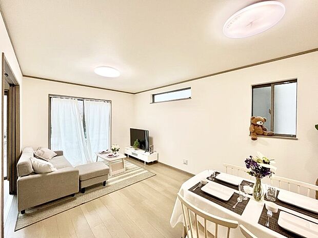 大きな窓からたっぷりの陽光と風を感じられるリビング