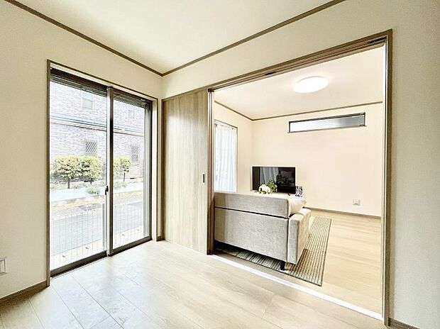 リビング横の洋室は引き戸を開ければリビングと一体に。閉じれば独立した洋室に。