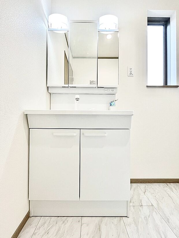 大きく見やすい三面鏡で清潔感ある洗面台は、身だしなみチェックや肌のお手入れにおすすめです。