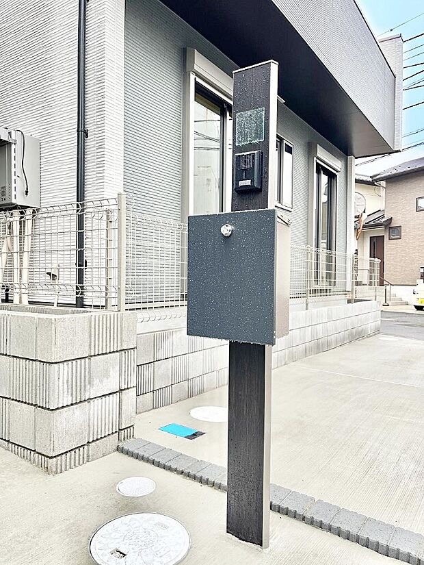 表札・インターホン・ポストをひとつに集約。エントランスになじむシンプルデザイン。