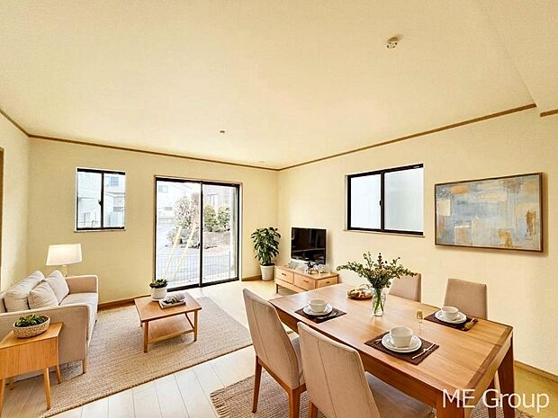 ご家族の賑やかな話し声で包まれる明るいリビング ※家具はCGです