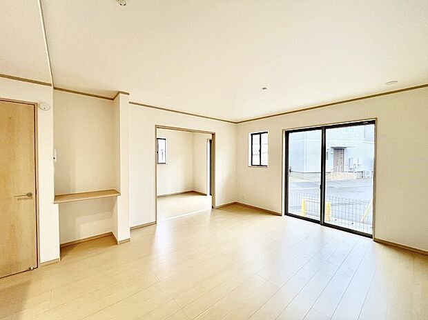 大きな窓からたっぷりの陽光と風を感じられるリビング