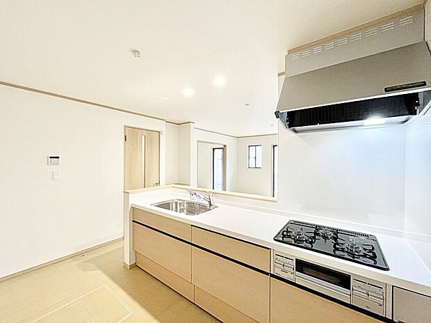 カウンター越しに楽しいおしゃべり。いつものお料理がもっと美味しくなりそうですね。