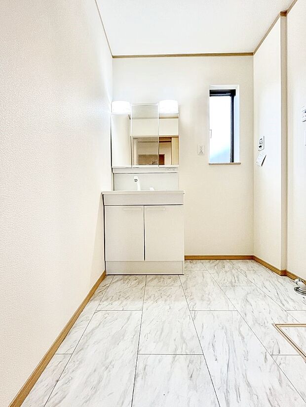 大きく見やすい三面鏡で清潔感ある洗面台は、身だしなみチェックや肌のお手入れにおすすめです。