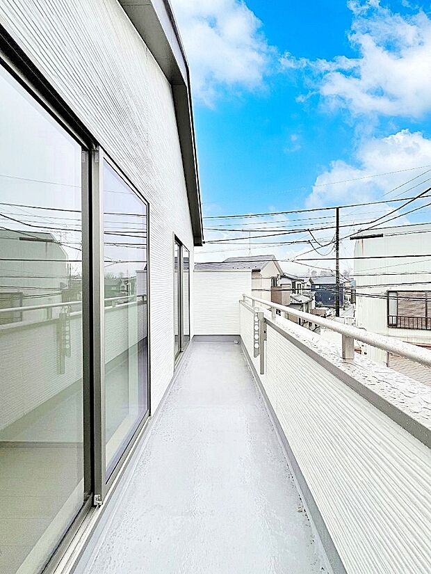 広々バルコニーでお洗濯物が気持ちよく乾きます。