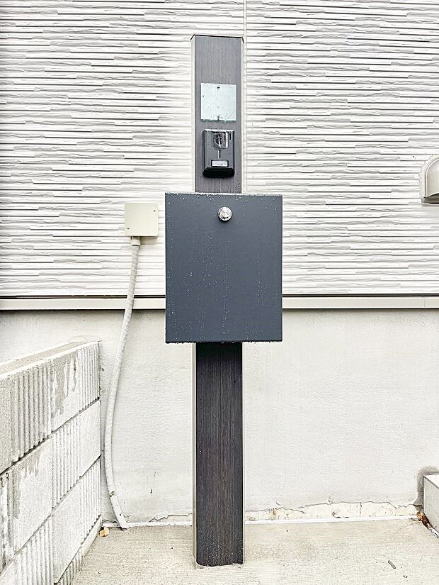 表札・インターホン・ポストをひとつに集約。エントランスになじむシンプルデザイン。