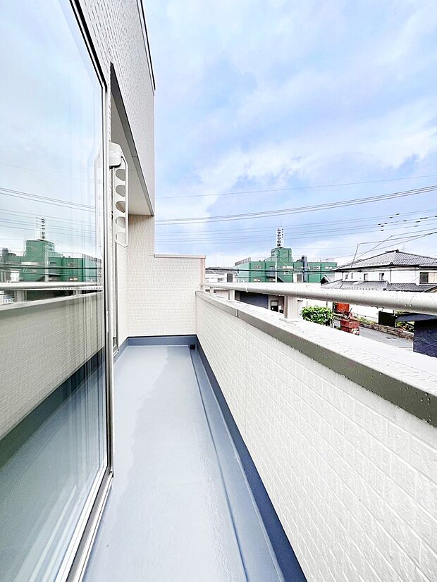 暖かな陽光が降り注ぐバルコニーはお洗濯におすすめ。爽やかな風も心地よいです。