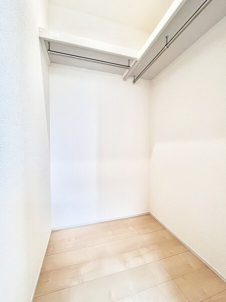衣類をハンガーに掛けたまま収納できるWIC。衣類の整理整頓がしやすくて便利です！