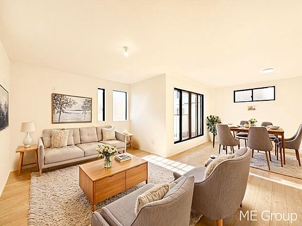 ご家族の賑やかな話し声で包まれる明るいリビング ※家具はCGです