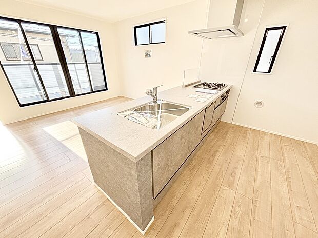 爽やかな風が通り抜けるキッチン。窓があるので明るく換気にも役立ちます。