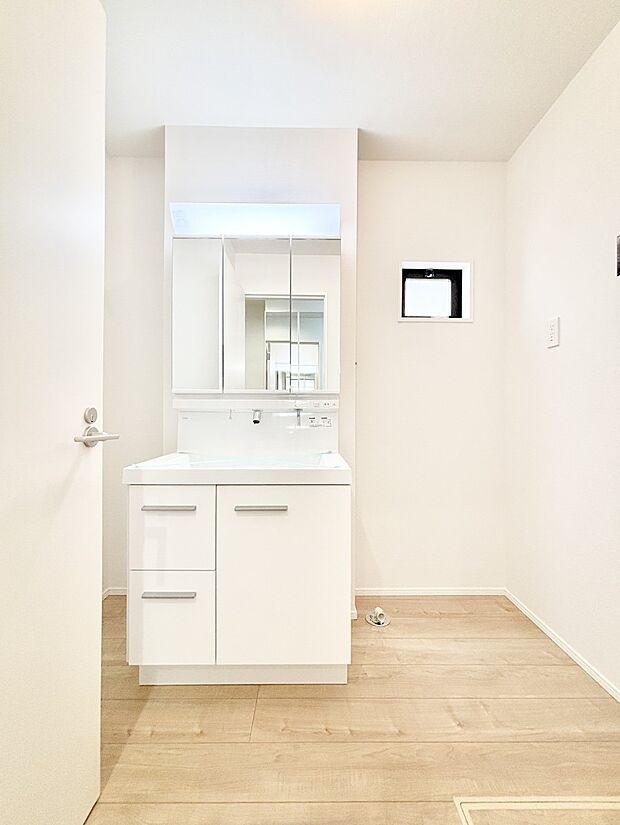 大きく見やすい三面鏡で清潔感ある洗面台は、身だしなみチェックや肌のお手入れにおすすめです。 