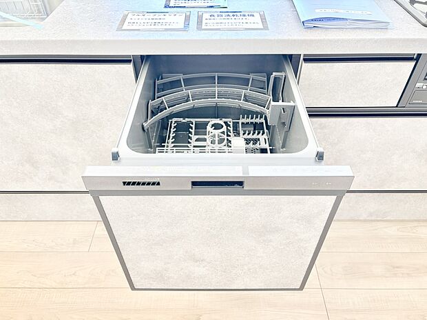 面倒なお片づけは食洗機にお任せ！家事の負担が減って、時間にも気持ちにもゆとりができます。