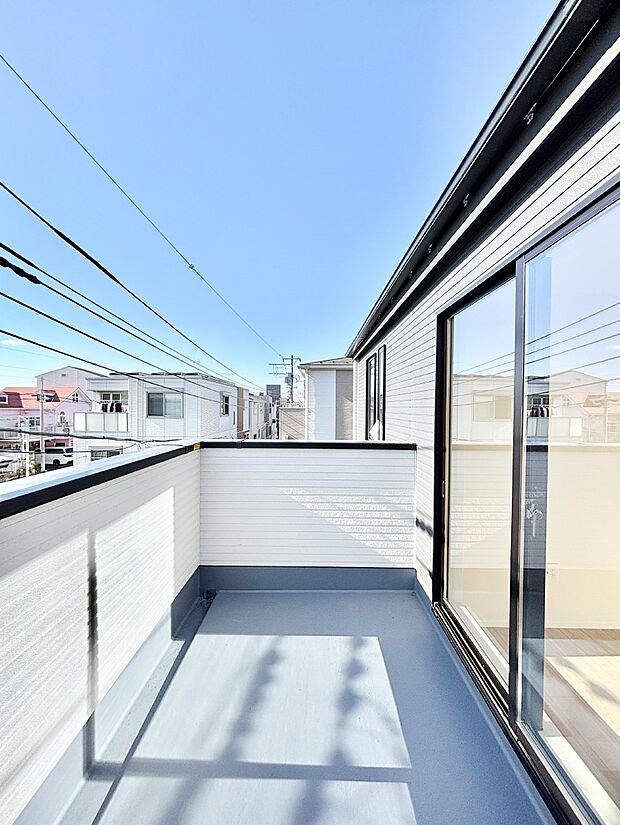 ゆったりバルコニーだから沢山お洗濯ものを干せます。