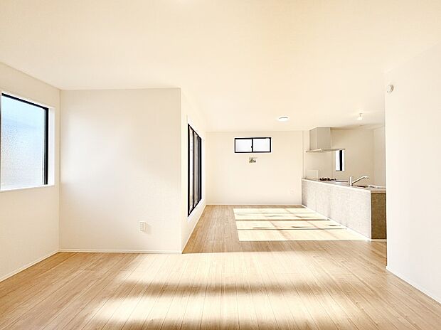 家族の笑顔が自然と生まれてくる、そんな雰囲気のダイニングに仕上がっています。