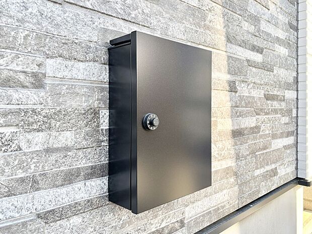 シンプルデザインのポスト。