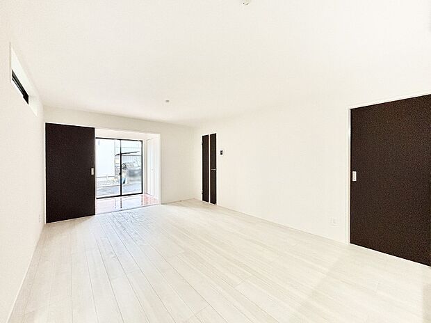 明るい陽光が注ぎ、寛ぎの雰囲気に満たされるダイニング。