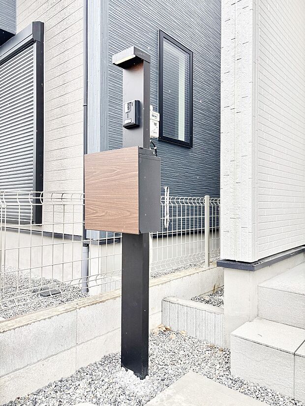 シンプルデザインのポスト。