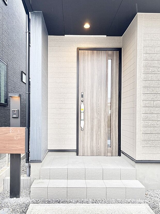 大切な家族、来客を出迎える玄関。