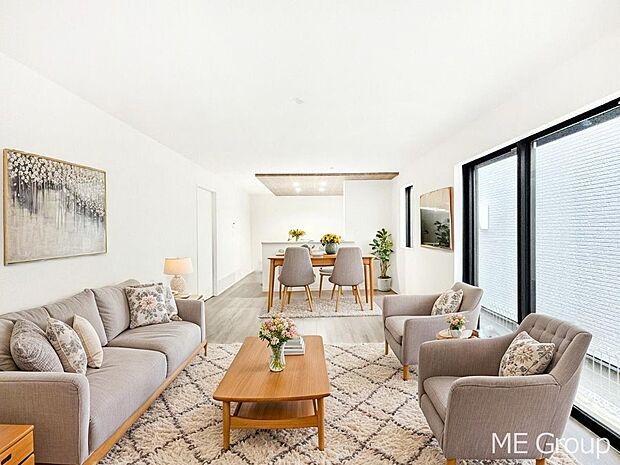 家族の和やかな会話が聞こえてきそう。開放感のあるリビングです。※家具はCGです