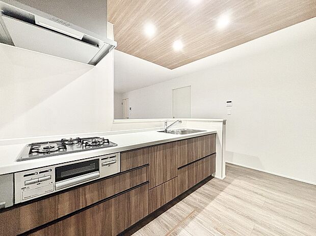 リビングで遊ぶお子様を見守りながらお料理ができる対面キッチン。