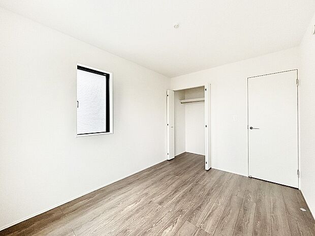 使いやすい形でベットや家具の置き方にも困ることもありません。