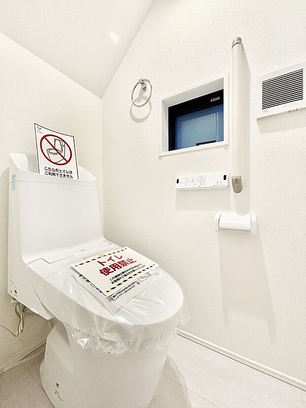 明るく清潔感のあるトイレです。