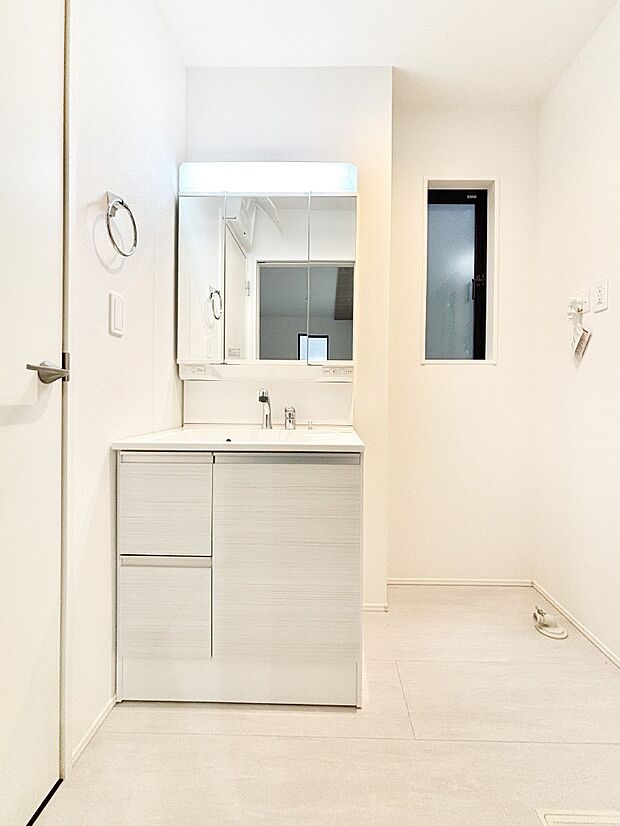 収納力と機能性に優れた洗面化粧台