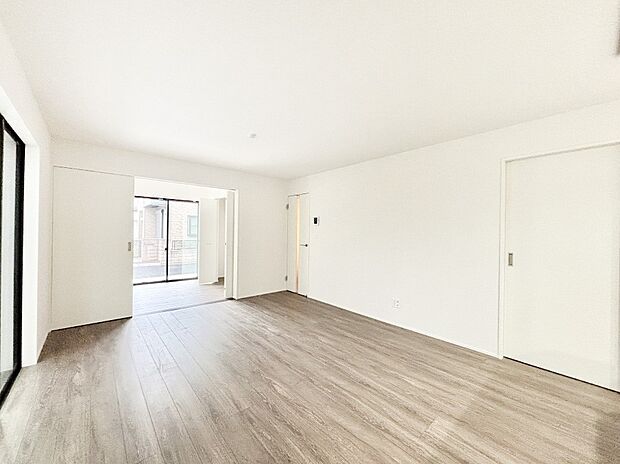 明るい陽光が注ぎ、寛ぎの雰囲気に満たされるダイニング。