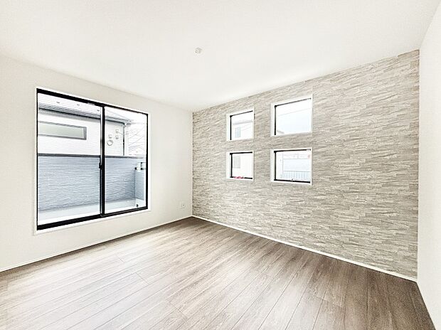 バルコニーが開放感をプラスしてくれる洋室