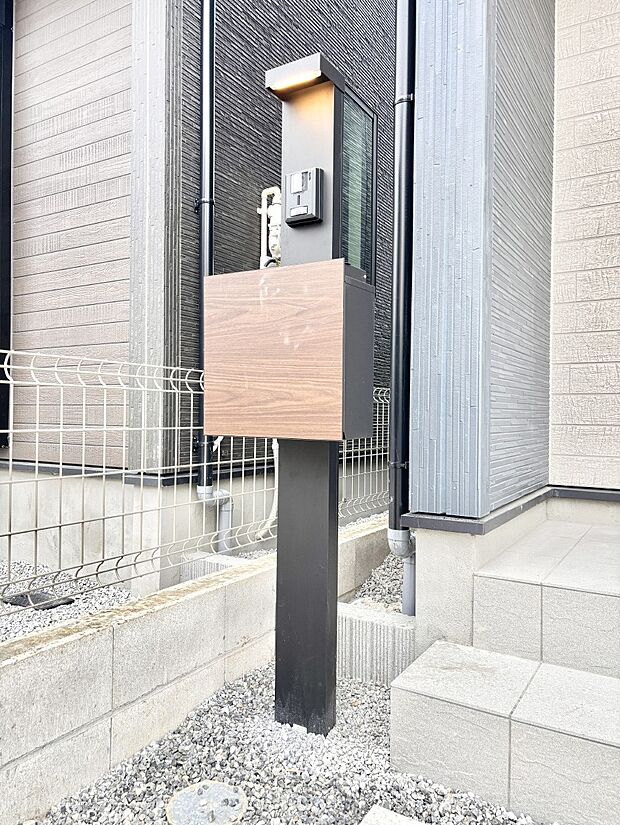 シンプルデザインのポスト。