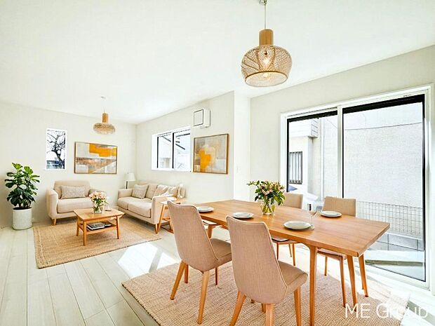 ご家族の賑やかな話し声で包まれる明るいリビング ※家具はCGです