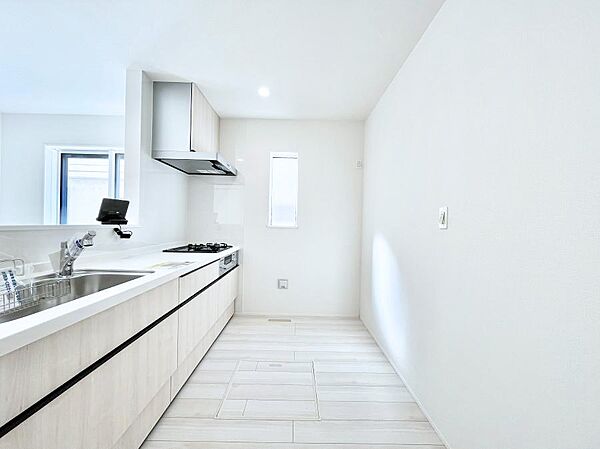 爽やかな風が通り抜けるキッチン。窓があるので明るく換気にも役立ちます。