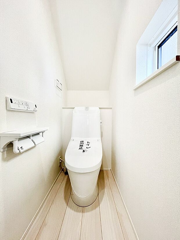 換気用小窓があり、明るく清潔な空間です。