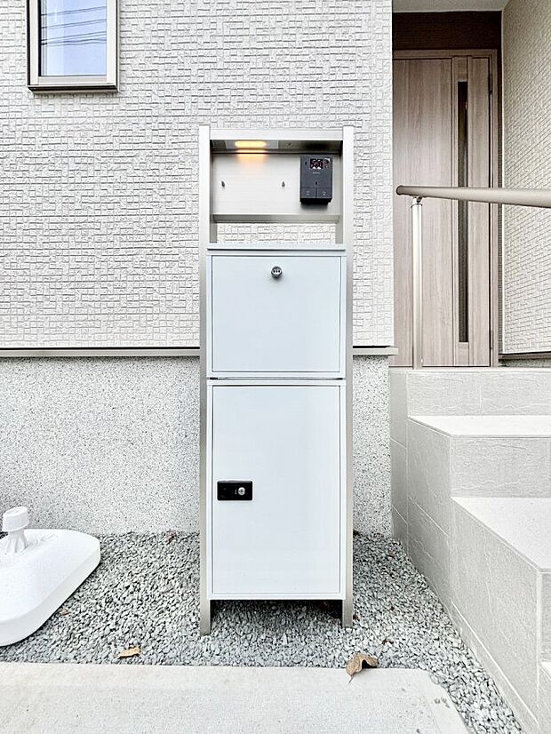 表札・インターホン・ポスト・宅配BOXをひとつに集約。エントランスになじむシンプルデザイン。