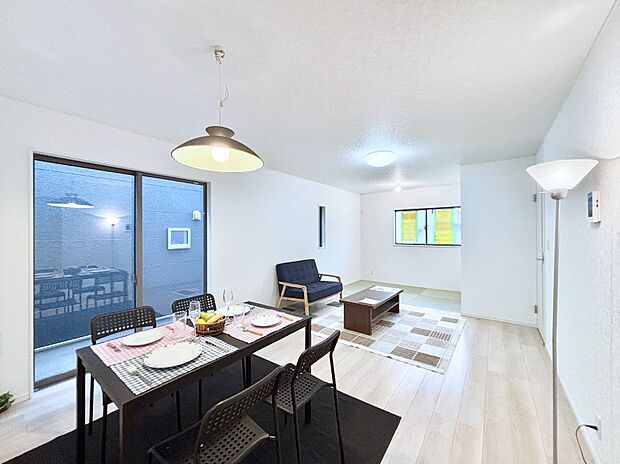 大きな窓からたっぷりの陽光と風を感じられるリビング