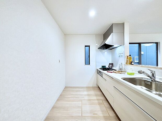 爽やかな風が通り抜けるキッチン。窓があるので明るく換気にも役立ちます。