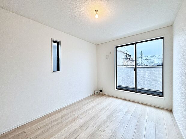 明るいバルコニーサイドに洋室を設置。目覚めの良い寝室に。