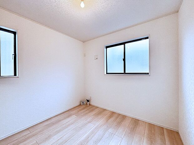 窓からのやさしい光が心地よいプライベートルーム