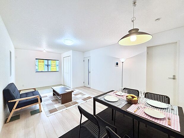 家族の笑顔が自然と生まれてくる、そんな雰囲気のダイニングに仕上がっています。