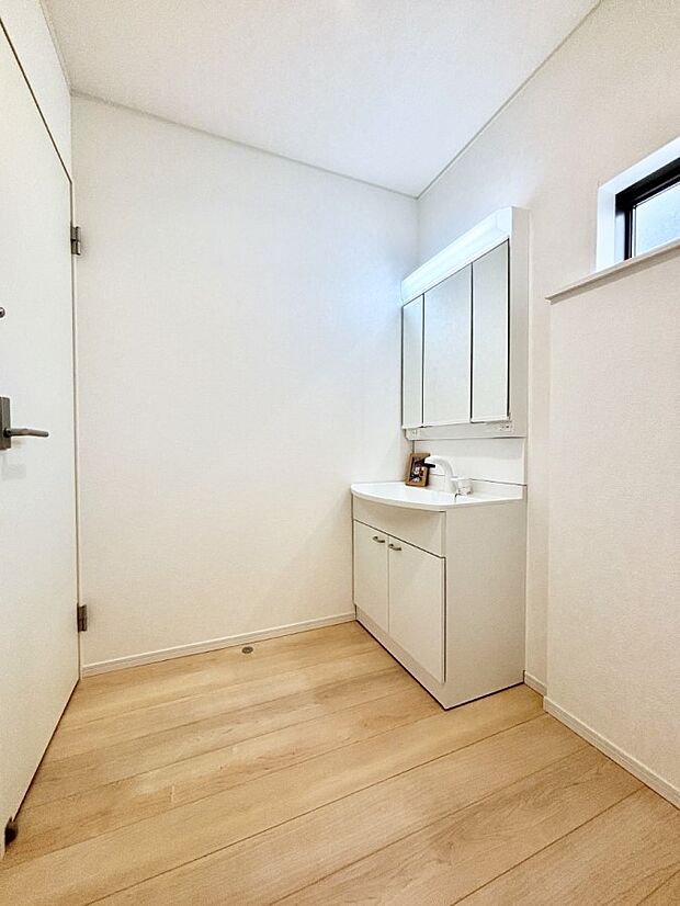 清潔感のある快適空間です。毎日の身支度も気持ち良くお使い頂けます。