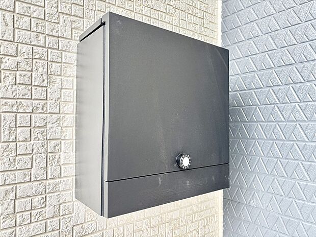 シンプルデザインのポスト。