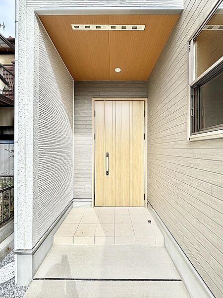 大切な家族、来客を出迎える玄関。玄関前は屋根付きで雨が降っていても濡れにくいです。