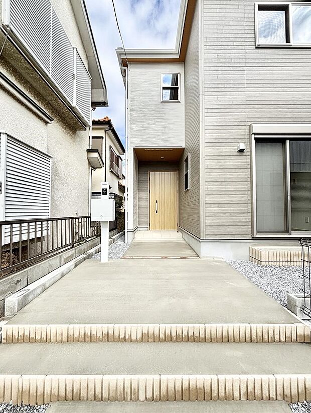 玄関アプローチにはプランターを並べて季節の花でお客様をおもてなしできます。