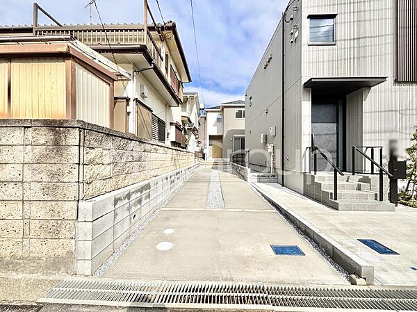 車道に面しておらず、静かでプライベート感を味わえる立地です。