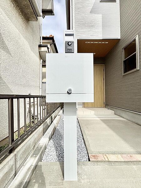 表札・インターホン・ポストをひとつに集約。エントランスになじむシンプルデザイン。