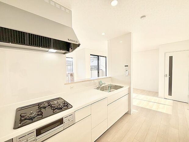 リビングで遊ぶお子様を見守りながらお料理ができる対面キッチン。  