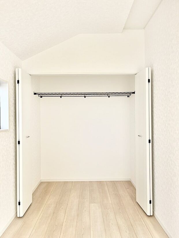 洋室のクローゼット。奥行きがあるので厚手の衣類もすっきり収まります。