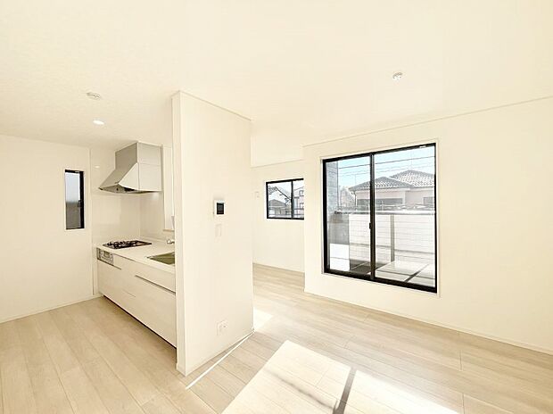 明るい陽光が注ぎ、寛ぎの雰囲気に満たされるダイニング。   