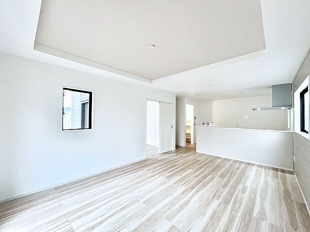 折上天井は立体的な奥行きがあるので、天井が広く見えて開放的な空間を演出できます。  