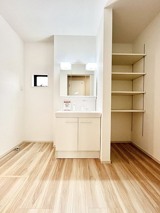 大きく見やすい三面鏡で清潔感ある洗面台は、身だしなみチェックや肌のお手入れにおすすめです。 